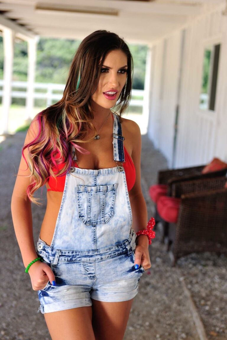 21P Pornstar August Ames tittyfucks con grandes tetas naturales