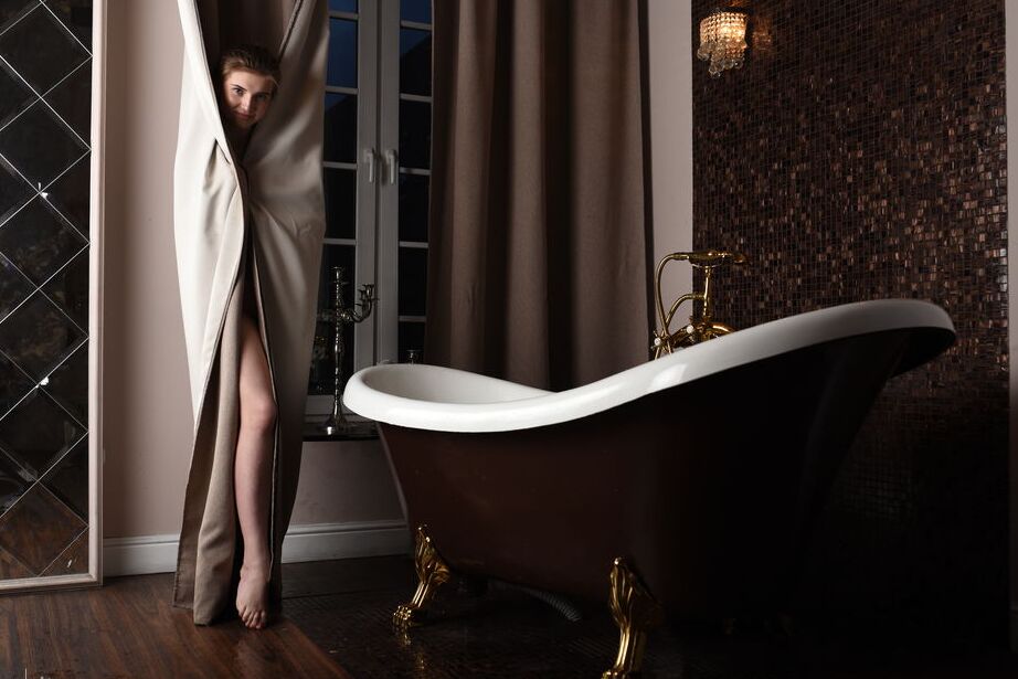16P À la baignoire, Caramel pose de manière séduisante pour présenter son corps mouillé