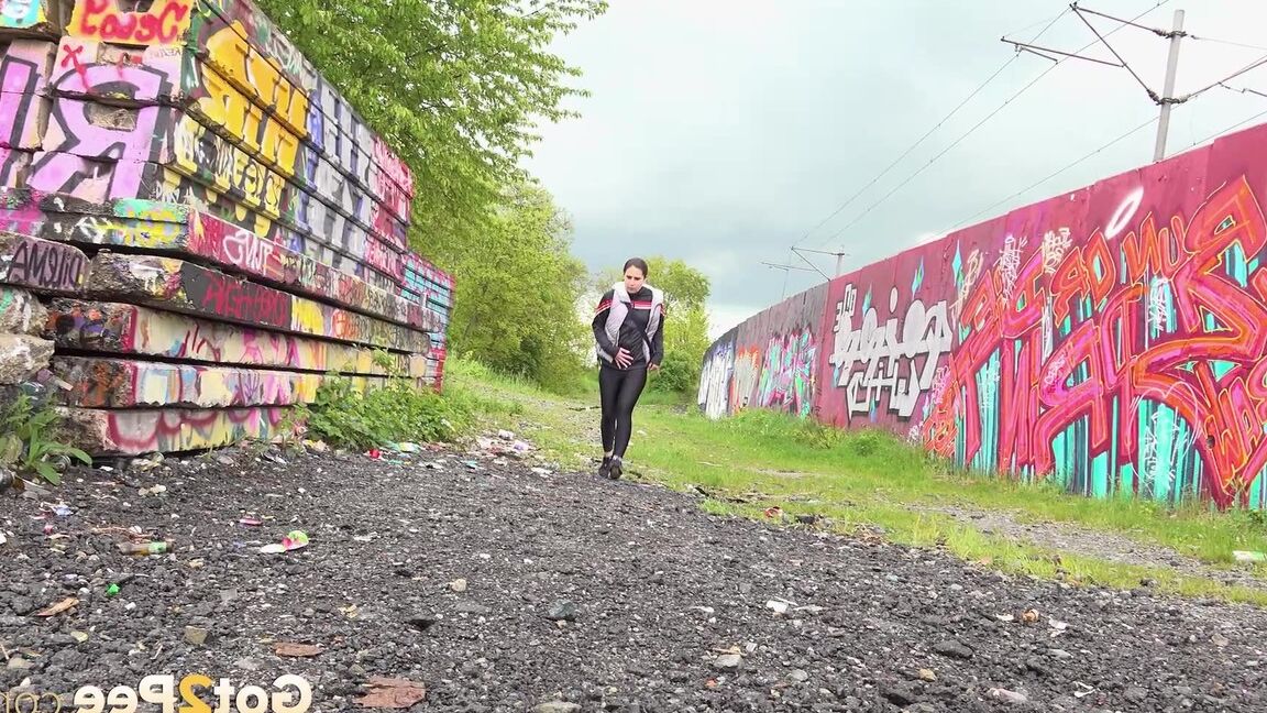 15P Lara Fox pulls down black leggings for an urgent piss while out for a walk
