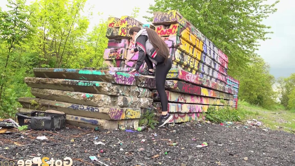15P Lara Fox pulls down black leggings for an urgent piss while out for a walk