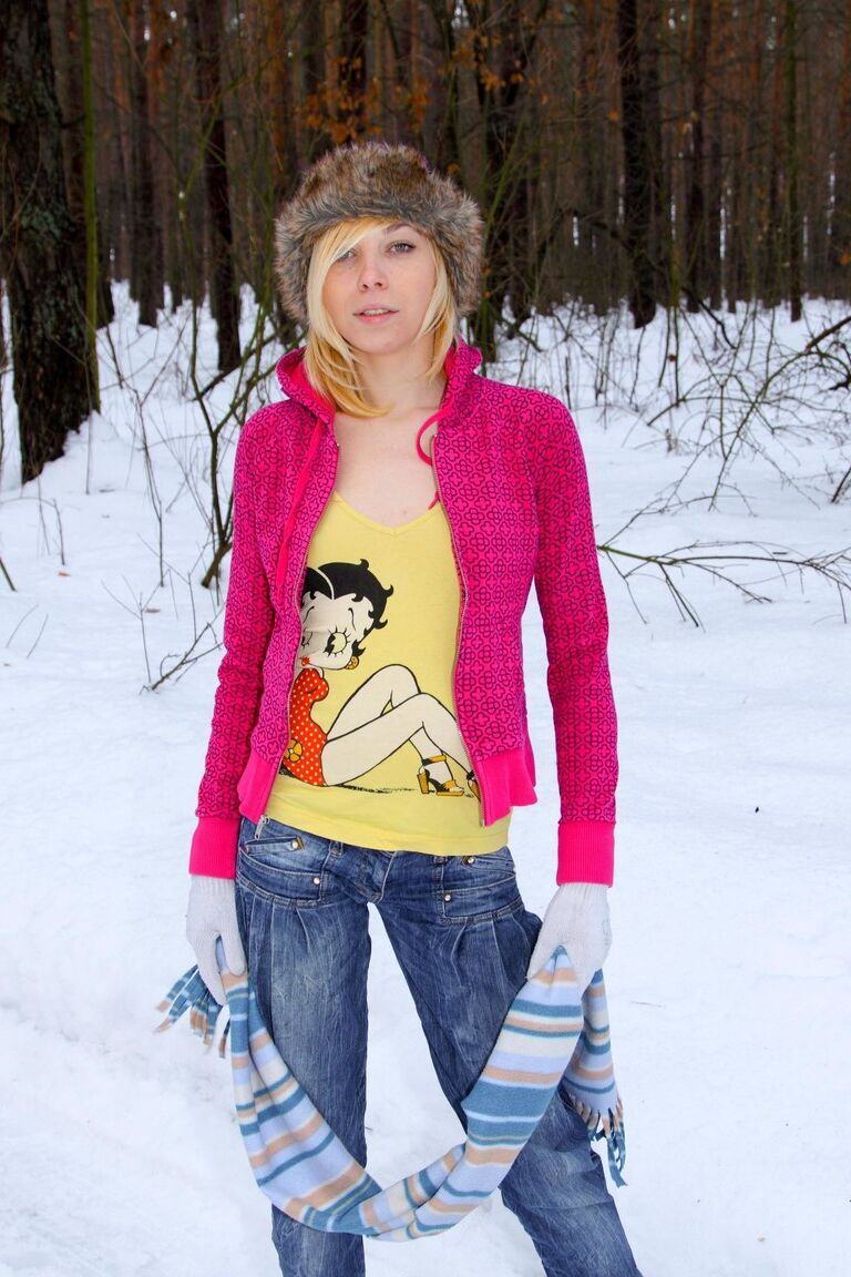21P La jeune blonde Monica R se déshabille dans la neige pour montrer son petit corps.