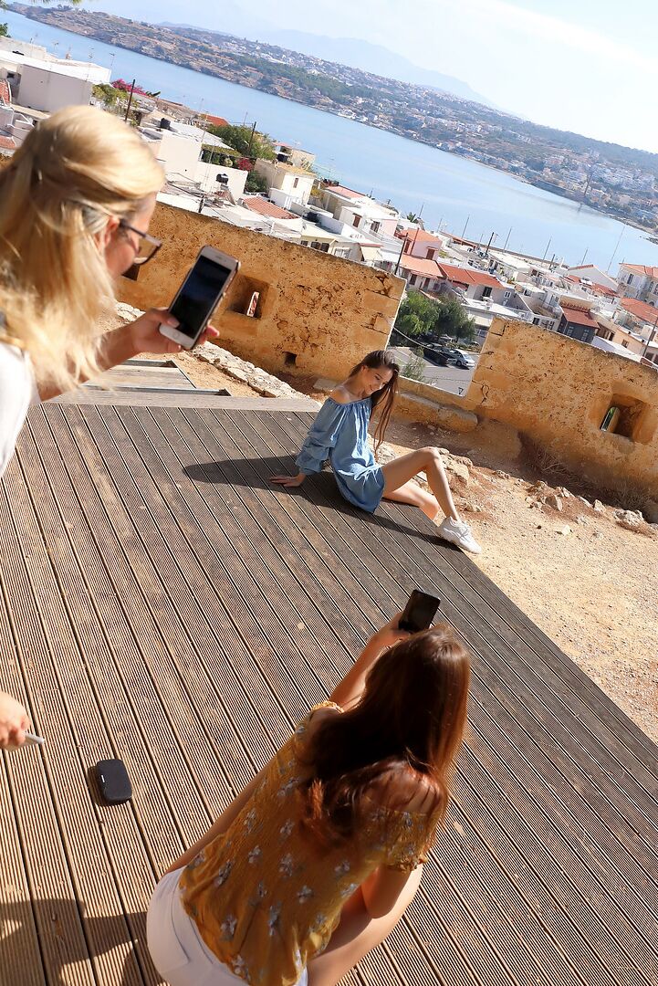 12P Gatas lésbicas Leggy expõem seus peitos pequenos na rua durante as férias