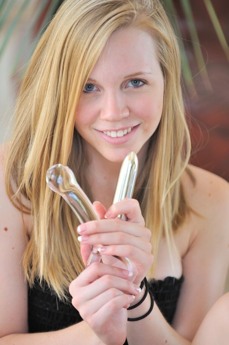 21P A beleza tímida Courtney fode seus dois buracos com brinquedos no chão