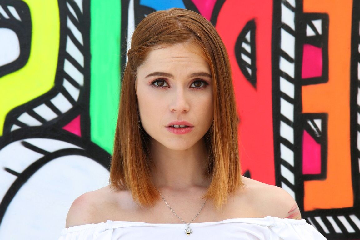 21P 赤毛の湯たんぽペッパー・ハートがストリップして完璧な小さなお尻の穴を披露