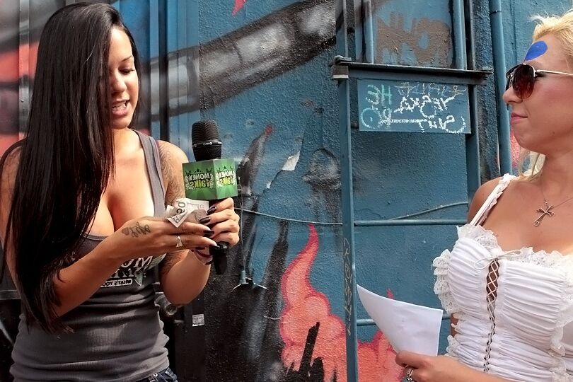 16P Garota loira de óculos escuros puxa os peitos para fora e dá prazer a um pau por dinheiro