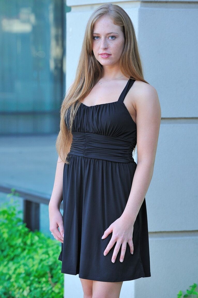 21P Adolescente fofa com uma bunda adorável Kiera mostra seu corpo gostoso e posa em um solo