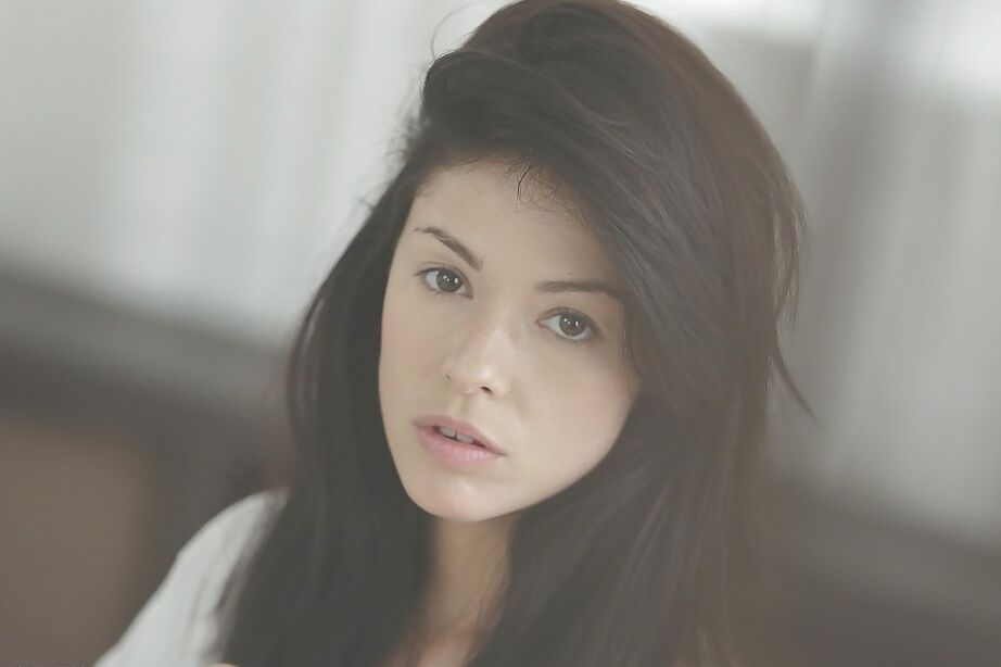 16P Le modèle entièrement naturel avec un joli visage Ava Dalush se met nue