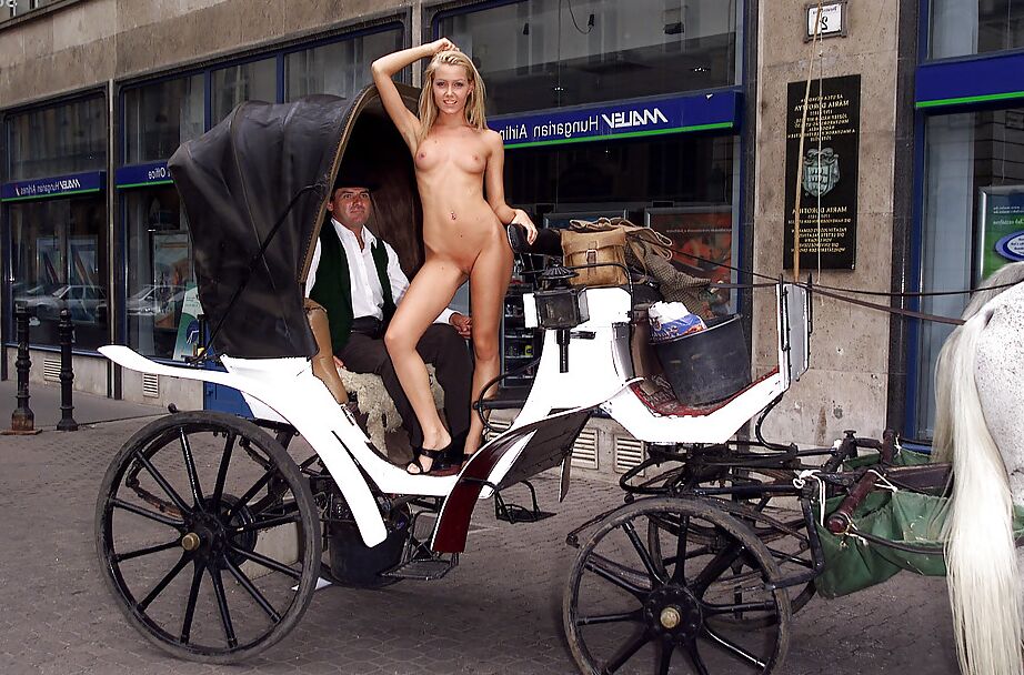 16P Blonde amateur coquine avec une magnifique fanny posant nue dans des lieux publics