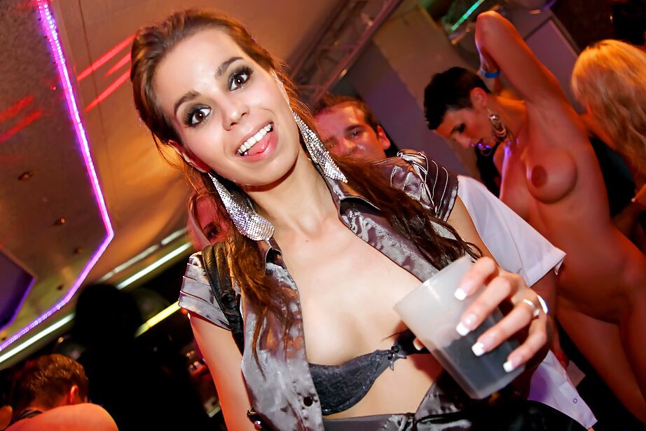 16P Chicas lascivas divirtiéndose lésbicamente en una fiesta de sexo duro