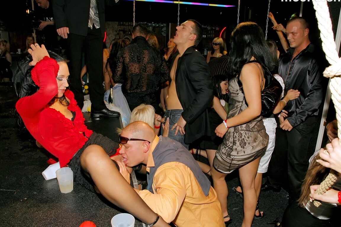 15P Fiesteras mojadas tienen sexo dentro de un club swinger después de emborracharse