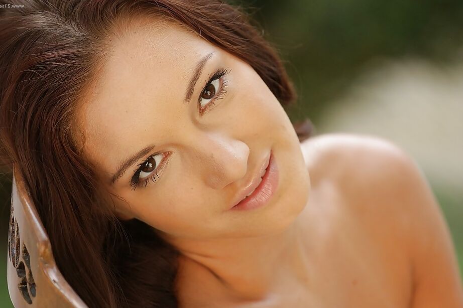16P Sexy Euro garota Felicia Kiss se masturbando buceta de pornstar ao ar livre