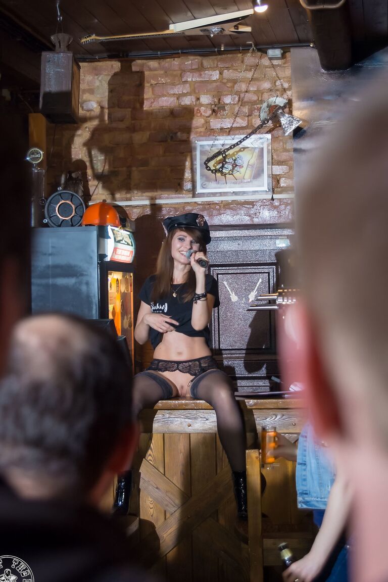 15P La stripper caliente Jeny Smith pierde la ropa en el bar