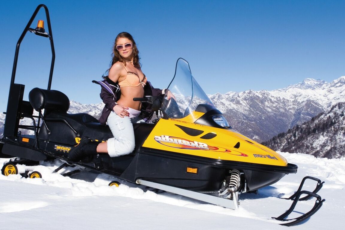 17P La MILF hongroise sexy Gilda Roberts se fait enculer sur une Ski-Doo en extérieur
