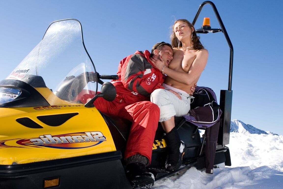 17P La MILF hongroise sexy Gilda Roberts se fait enculer sur une Ski-Doo en extérieur