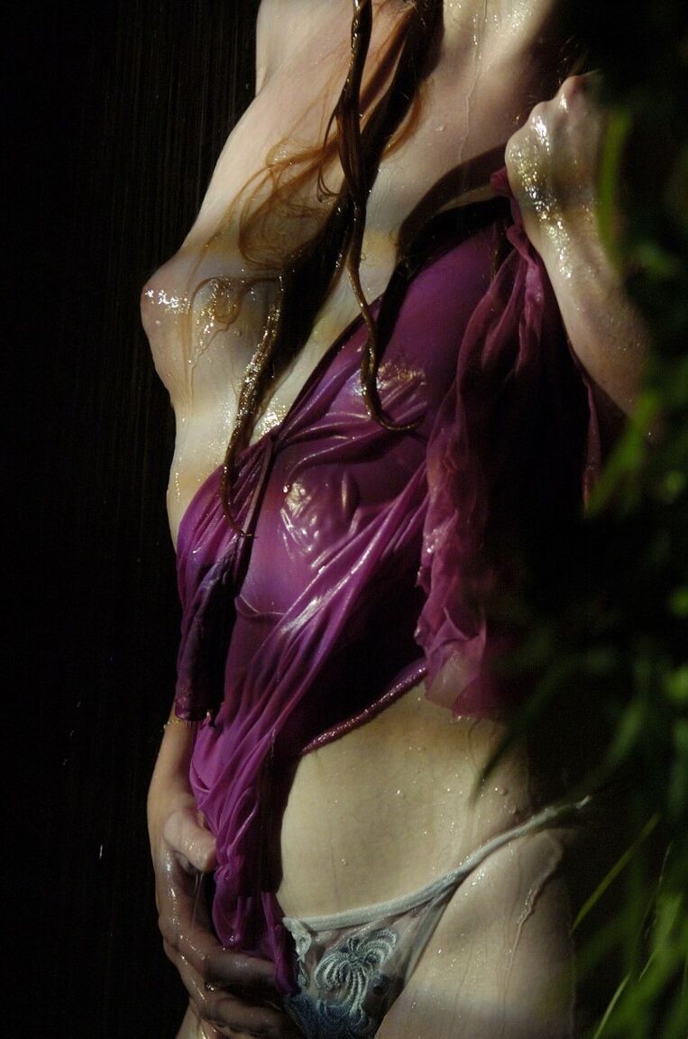 16P La pelirroja natural Jeny se desnuda totalmente por la noche mientras está empapada