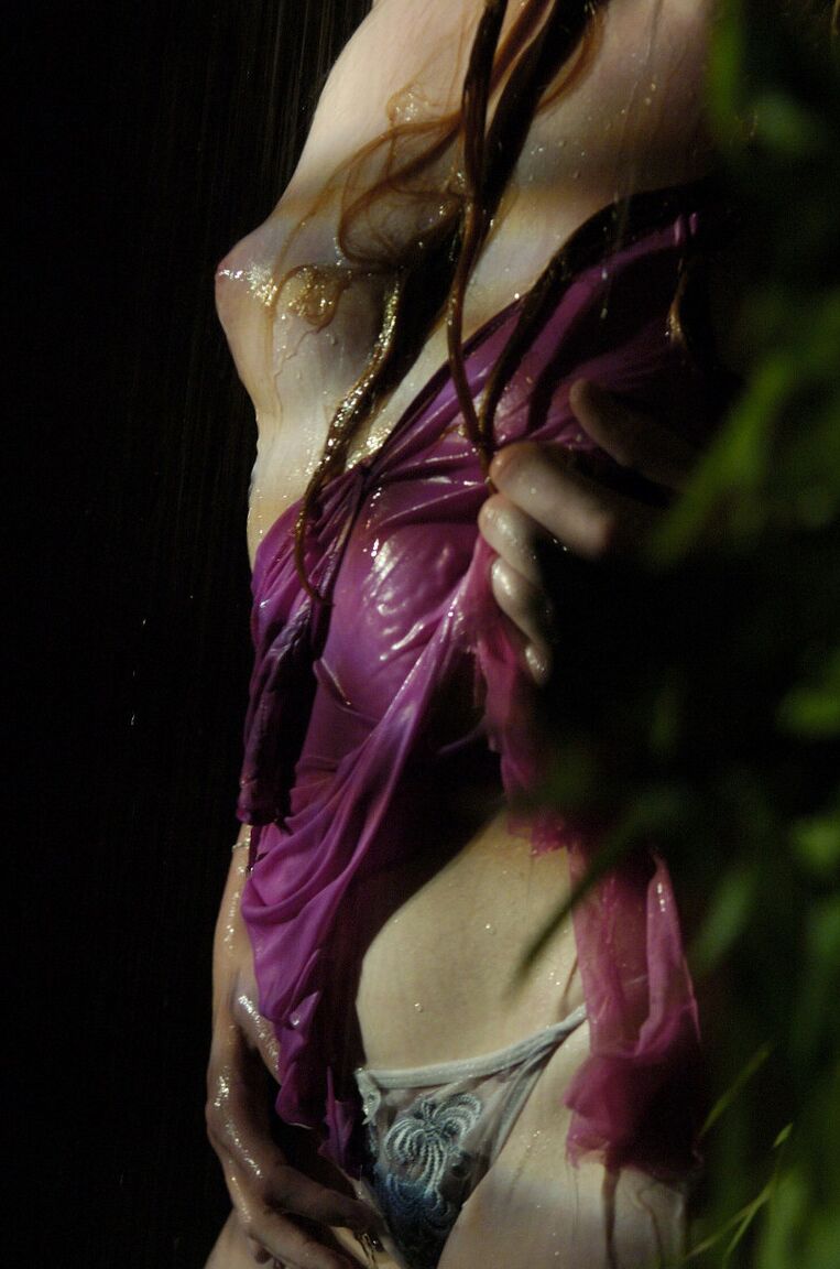 16P La pelirroja natural Jeny se desnuda totalmente por la noche mientras está empapada