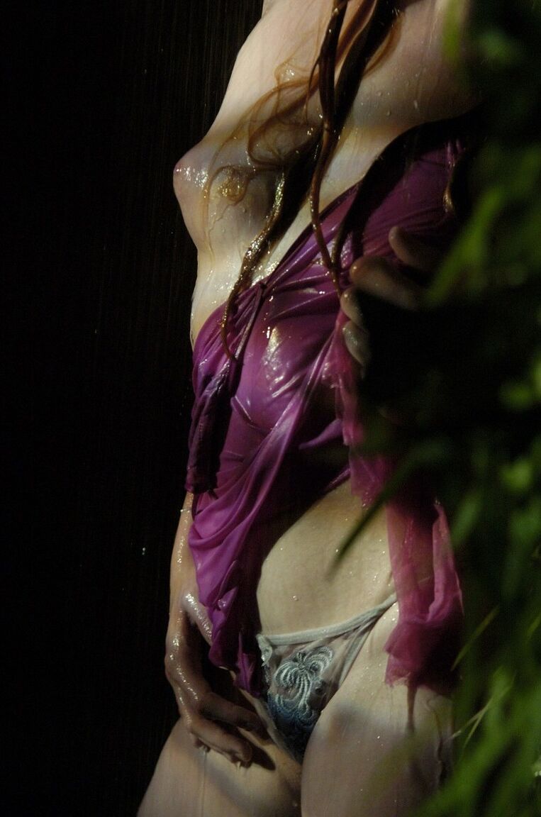 16P La pelirroja natural Jeny se desnuda totalmente por la noche mientras está empapada