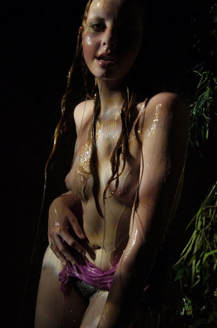 16P La pelirroja natural Jeny se desnuda totalmente por la noche mientras está empapada
