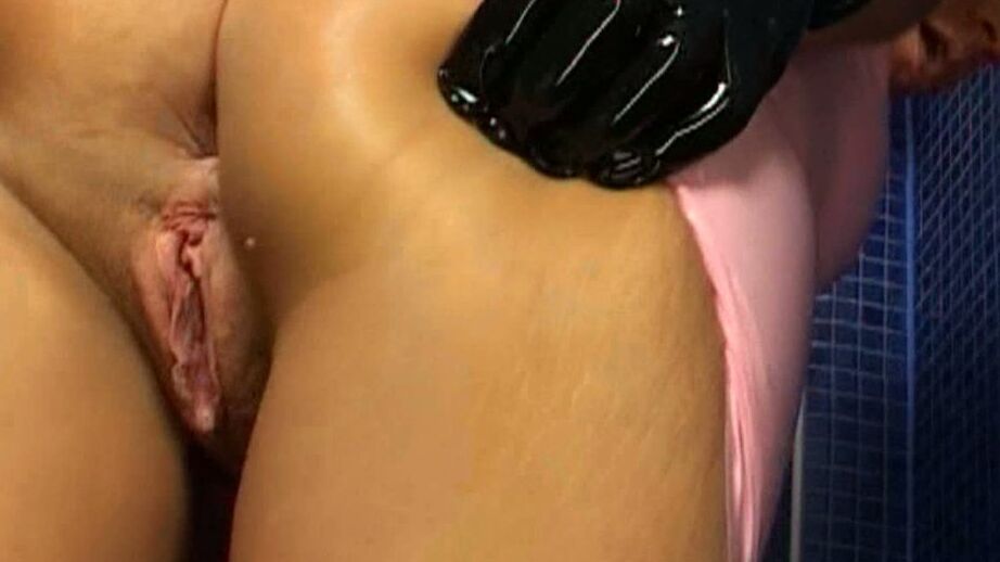 16P Un couple vêtu de latex joue à des jeux de sports nautiques sous la douche