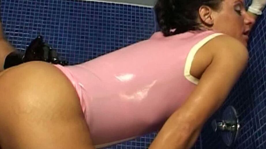 16P Un couple vêtu de latex joue à des jeux de sports nautiques sous la douche