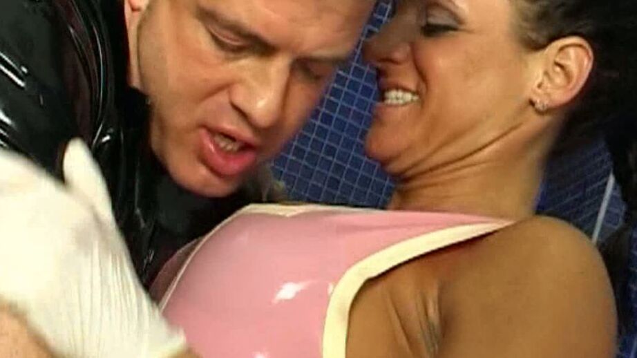16P Un couple vêtu de latex joue à des jeux de sports nautiques sous la douche