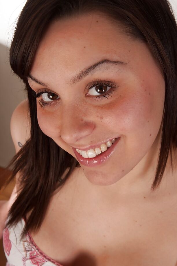 16P Sweet Bella Foxx tira a calcinha para espalhar a buceta peluda