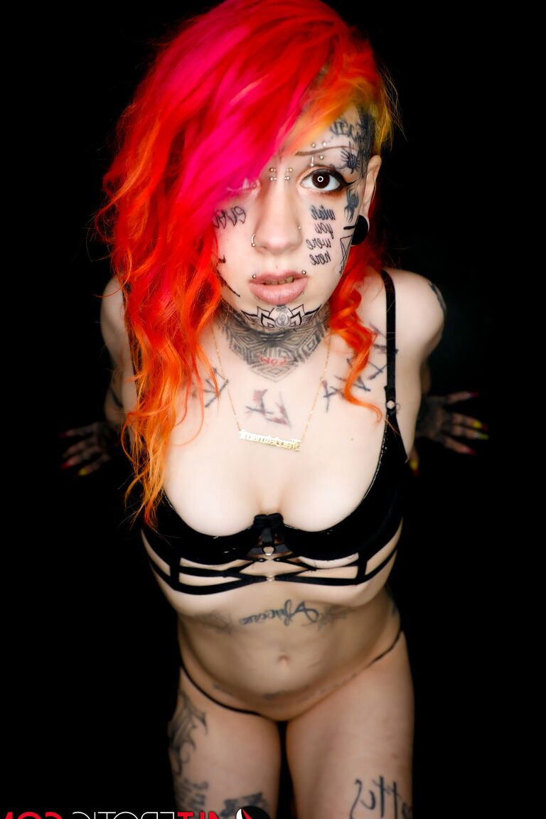 16P Chica muy tatuada luce un creampie después de tener sexo en un sofá