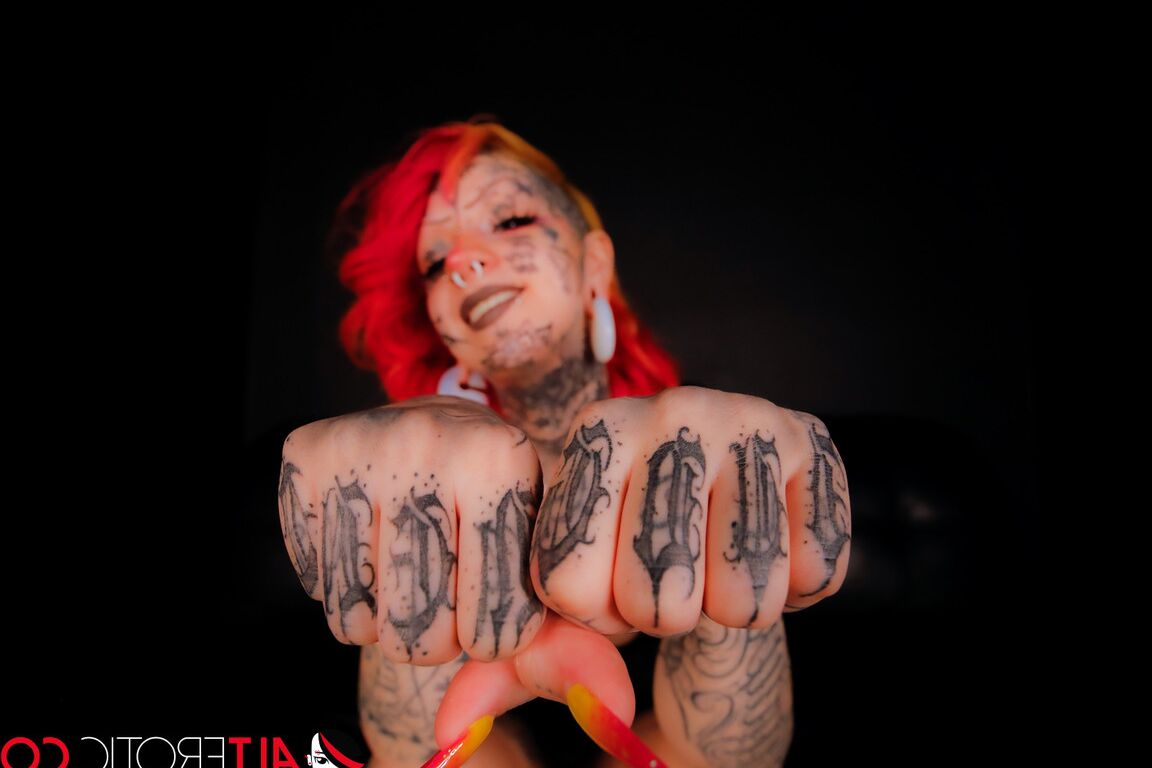 16P Chica muy tatuada luce un creampie después de tener sexo en un sofá