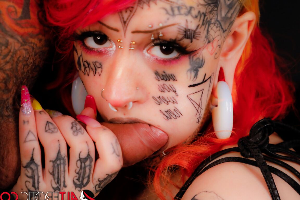 16P Chica muy tatuada luce un creampie después de tener sexo en un sofá