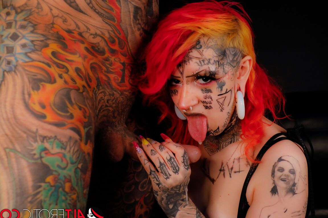16P Chica muy tatuada luce un creampie después de tener sexo en un sofá