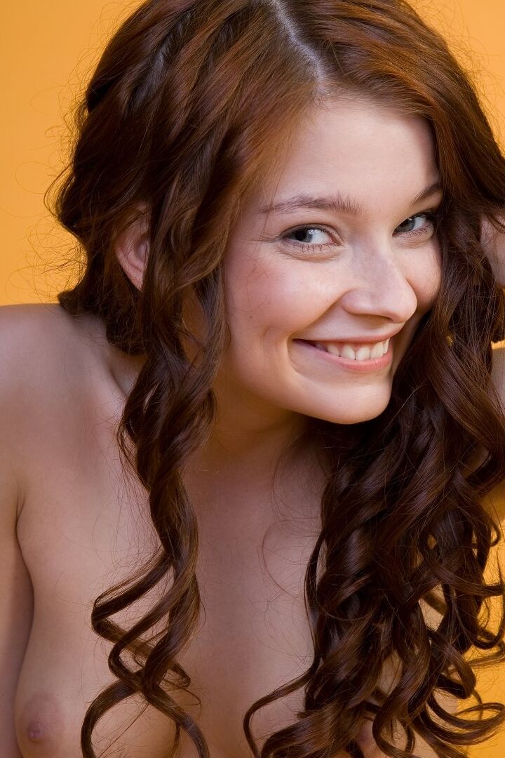 16P A adorável ruiva Angelina B exibe seu corpo adolescente nu durante uma sessão solo