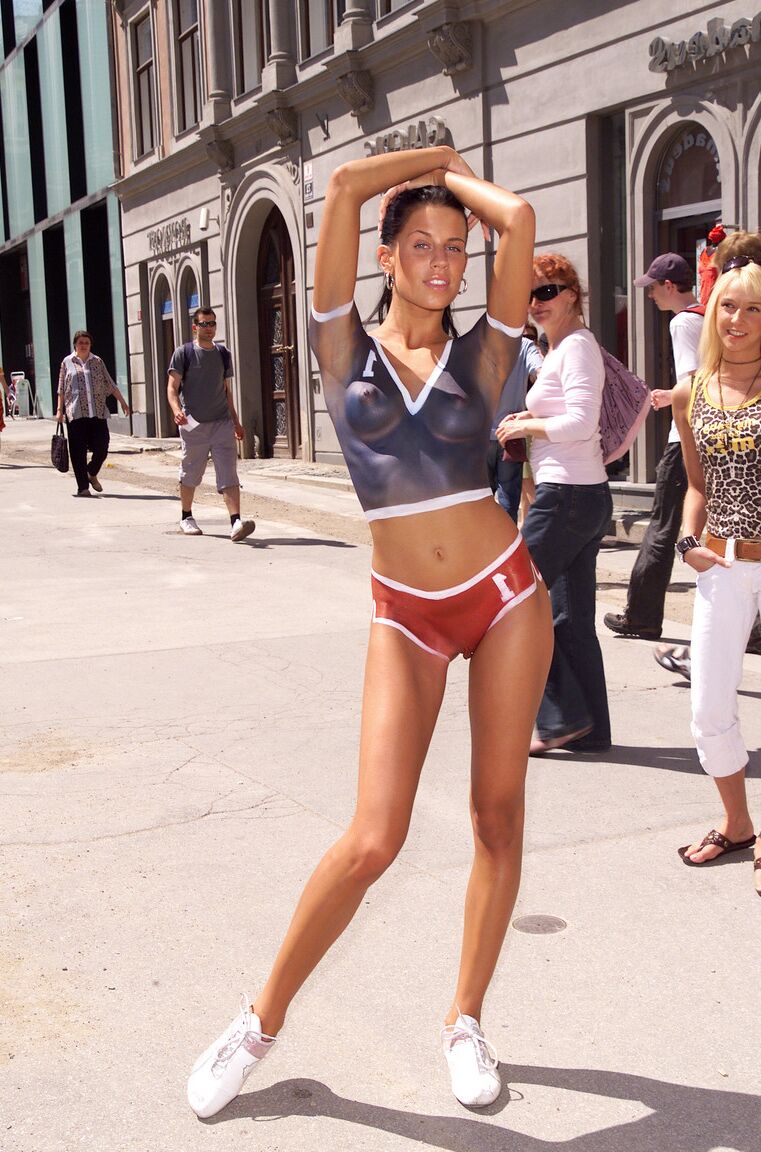 21P A adolescente solo Madison modela em público enquanto usa apenas pintura corporal