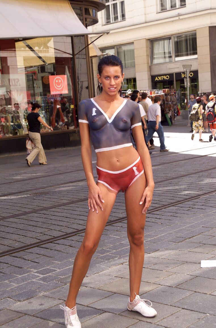 21P A adolescente solo Madison modela em público enquanto usa apenas pintura corporal