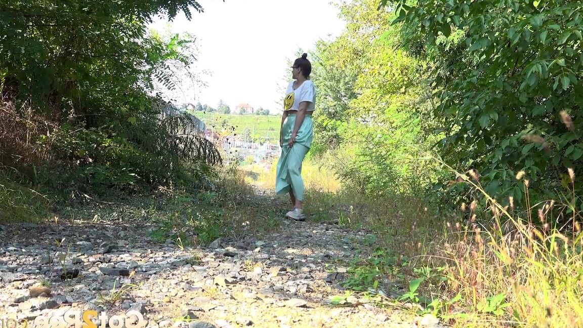Das 15-jährige tschechische Mädchen Barbara Bieber hockt sich beim Spaziergang auf dem Land zum Pissen hin