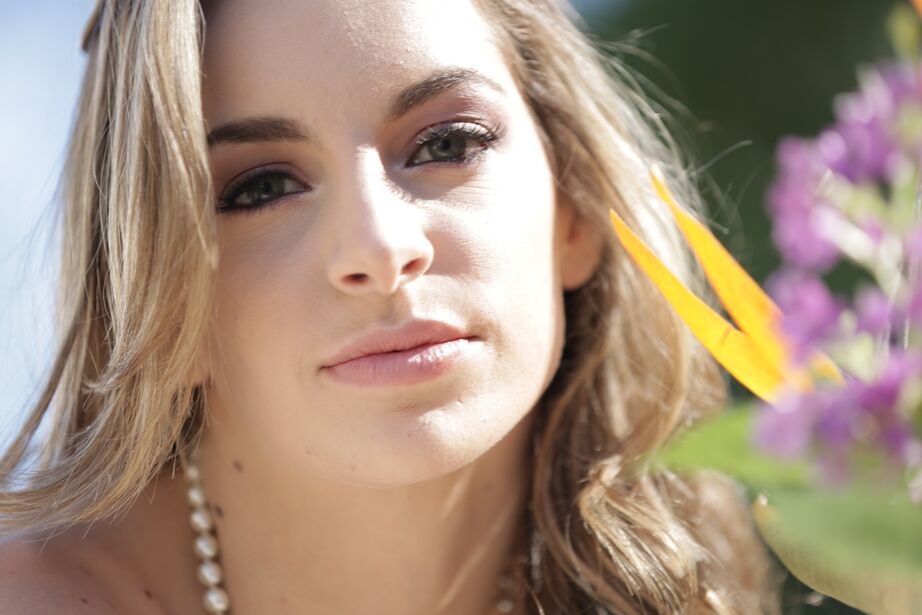 16P La vecina Kimmy Granger se quita el vestido de algodón blanco y las bragas al aire libre