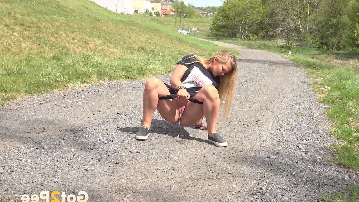 15P Linda loira Jena Linda agachamento e xixi