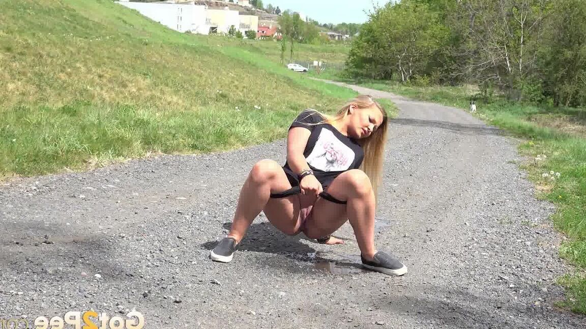 15P Linda loira Jena Linda agachamento e xixi