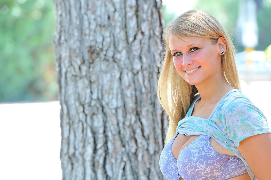 21P La chaude blonde Alice découvre ses gros seins dans une station-service