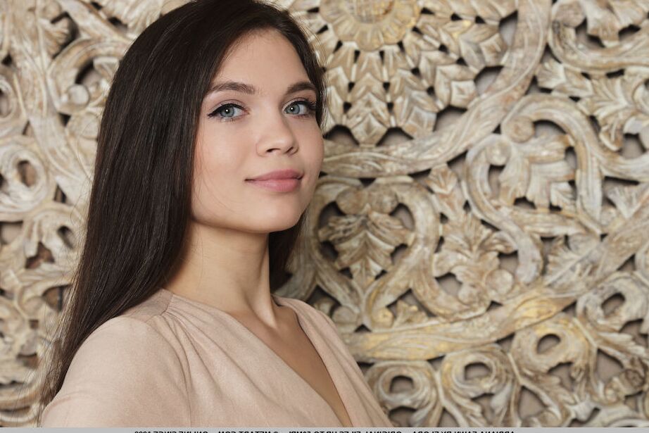 18P Die bezaubernde Adriana Fawn hebt ihren hautengen Rock hoch und bringt ihn zum Vorschein