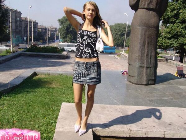 15P Une jeune blonde enlève ses sous-vêtements pendant une action en jupe haute dans un parc