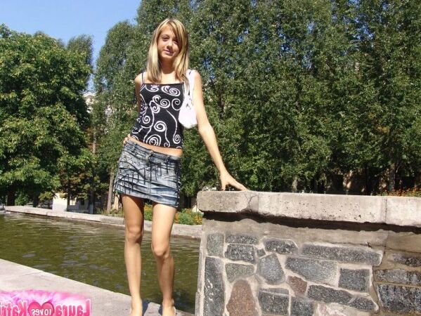15P Une jeune blonde enlève ses sous-vêtements pendant une action en jupe haute dans un parc