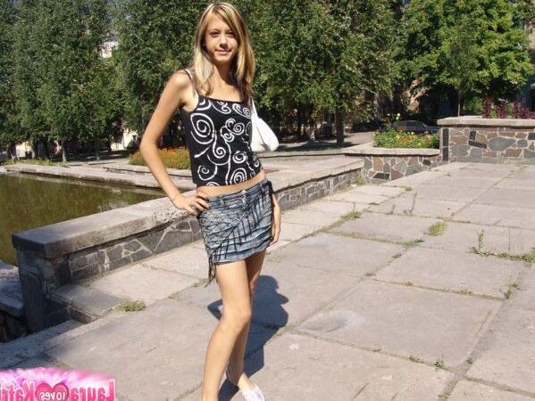 15P Une jeune blonde enlève ses sous-vêtements pendant une action en jupe haute dans un parc