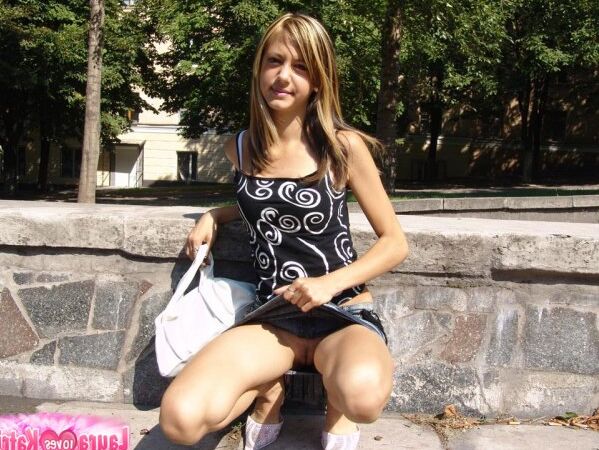15P Une jeune blonde enlève ses sous-vêtements pendant une action en jupe haute dans un parc
