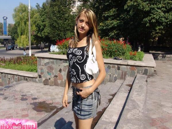 15P Une jeune blonde enlève ses sous-vêtements pendant une action en jupe haute dans un parc
