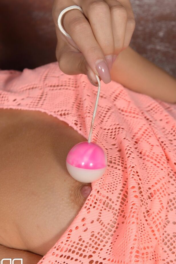 16P Dünne Blondine mit tollen Beinen Monique Woods lässt Ben Wah Eier aus der Muschi holen