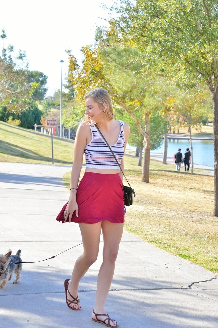 21P Blonde Harley enthüllt ihren wundervollen Arsch und lässt ihren Körper in einem Park immer wieder zur Schau stellen