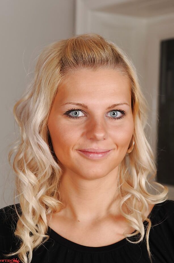 16P Mollige Blondine in blauen Jeans zieht sich aus und entblößt ihren Körper