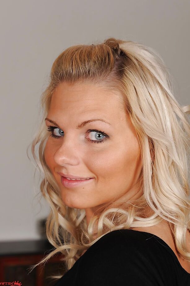 16P Mollige Blondine in blauen Jeans zieht sich aus und entblößt ihren Körper