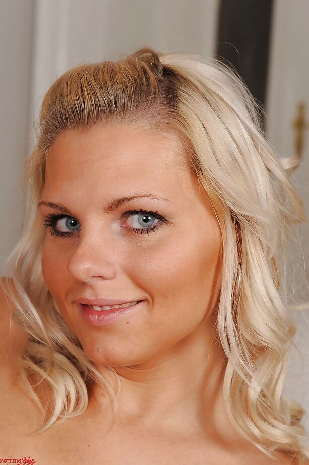 16P Mollige Blondine in blauen Jeans zieht sich aus und entblößt ihren Körper