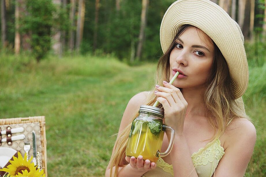 15P Kira enjoys some freshly squeezed lemonade before masturbating in the picnic